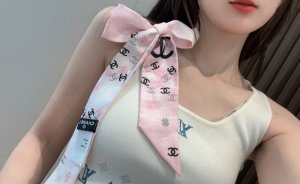 超美 小香最新双面Twilly超有大牌气场 斜纹真丝光泽感超级强 从图中就可以看出来品质非凡送礼自用都超合适的一款既可绕于颈间 亦可缠于腕部 腰部 同样也可以搭