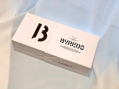 专柜品质 百瑞德 Byredo拜里朵 初澜狂花Lil Fleur玫瑰皮革新款香水100Ml 香调:东方花香调 前调:醋栗叶蜜橘藏红花 中调:玫瑰皮革 后调:龙涎