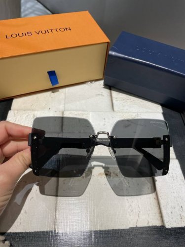 Lv Tr偏光系列 2025新款偏光太阳镜 款式多 经典的方框设计，不挑脸型，无论搭配大衣还是连衣裙都非常显气质 偏光镜片预防紫外线配6118