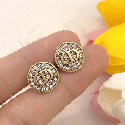 编号Ded0091 迪奥Dior 原单新品 圆形Cd镶钻耳钉 高端品质，专柜1:1开模，专柜原版同黄铜材质！高级925银针防过敏处理，Cnc精雕刻，细节无可挑剔