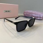miumiu太阳墨镜超显脸小的墨镜 miumiu 开春新品 大方框墨镜 独立字母嵌钻 高品质值得拥有 mod: Smuo7S Size : 54-20-140
