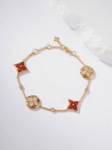 Color Blossom 玫瑰金红玉髓镶钻手链 Color Blossom 中国新年限定手链，依然以品牌标志性 Monogram 花卉为设计元素，新作亮点是使
