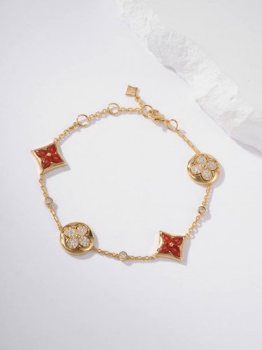Color Blossom 玫瑰金红玉髓镶钻手链 Color Blossom 中国新年限定手链，依然以品牌标志性 Monogram 花卉为设计元素，新作亮点是使