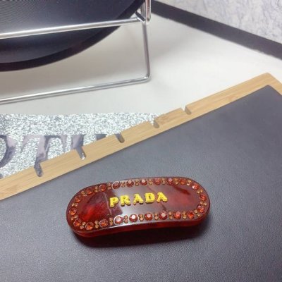一个Prada普拉达 Prada发夹 亚克力 Logo发夹弹簧夹气质百搭 日常精致小单品 小仙女必入单品 宝藏款 闭眼入推荐款