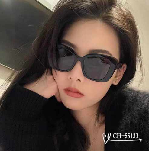 法国香奈儿-Chanel . 宝丽来树脂高清镜片 . Tr镜架-轻便佩戴舒适 . Size：63-17-140 . 新款小香太阳镜减轻强光负担，遮挡有害光线防辐