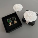 我们出品 香绿水晶吊金双C耳钉 周公子同款 非常非常的美 浓郁的墨绿水晶搭金色双C 优雅又轻奢 ZP5500 有点迷人的Vint Ge复古格调 采用经典元素带点