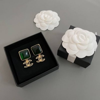 我们出品 香绿水晶吊金双C耳钉 周公子同款 非常非常的美 浓郁的墨绿水晶搭金色双C 优雅又轻奢 ZP5500 有点迷人的Vint Ge复古格调 采用经典元素带点