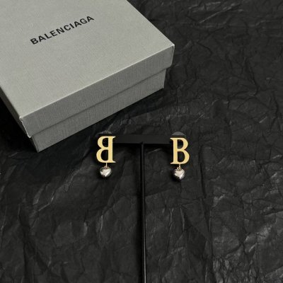 巴黎世家 Balenciaga 耳钉 简单大方 大牌金质感饱满 ，搭配衣服超好看 ！