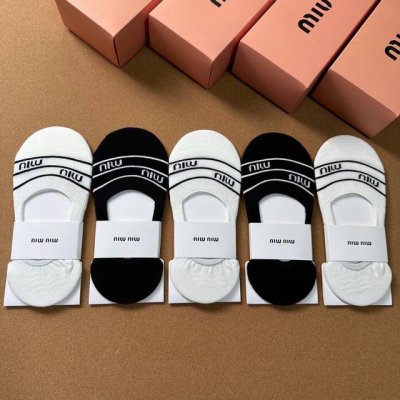 特 Miumiu 缪缪新品女款隐形袜子 一盒五双 提花经典字母标志，纯棉材质，超舒适超美腻大牌出街，潮人必备超好搭