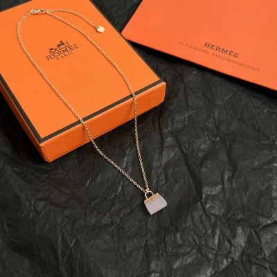 hermes 爱马仕 项链 这条项链算是最近的惊喜之一，小巧精致的Confettis样式，它是实心纯银的！专柜一致材料，所以放在掌心十足的份量，灵感来自爱马仕最