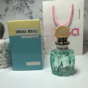 专柜品质 Miumiu 缪缪香水 缪缪同名女士透明蓝色黄盖50Ml 香 调：花香调 前调：铃兰、香柠檬、柠檬 中调：茉莉、玫瑰、绿叶、黑加仑、桃子 尾调：亚基戛