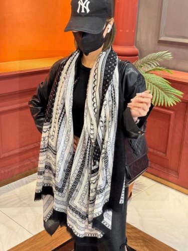 上新真心赞 Lv 薄羊绒长巾本款 羊绒长巾专柜同步喷墨工艺呈现鲜活色彩。品质超级好重磅巨献Vi价客户必入推荐强烈推荐手慢无千万别去专柜买绝对一模一样价格P真心好
