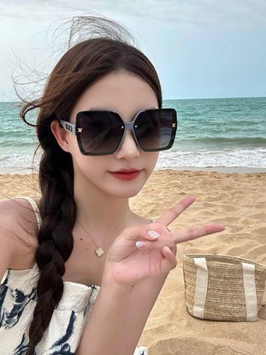 Tr偏光系列 Lv大框太阳镜墨镜经典的方框设计 不挑脸型 无论搭配大衣还是连衣裙都非常显气质偏光镜片预防紫外线 型号 L5710
