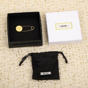 我们出品 Zp3900量大咨询客服 Mu胸针 一定要入，上身方知它的美！温柔又恰到好处的小可爱，女人又拿捏得刚好的俏皮自带仙气的一款发夹，全部珠宝级别抛光，背面