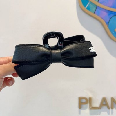 配包装 Chanel 香奈儿 新款复古皮质抓夹 鸭嘴夹发夹，经典字母Logo弹簧夹， 超精致，转图必爆哈！专柜出货