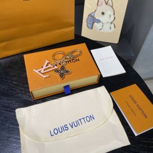 M69008 Spring Street 包饰与钥匙扣选用 Monogram 帆布与金属件等多元材质，舒展经典 Monogram 花卉与 Lv 字母的瞩目格调。