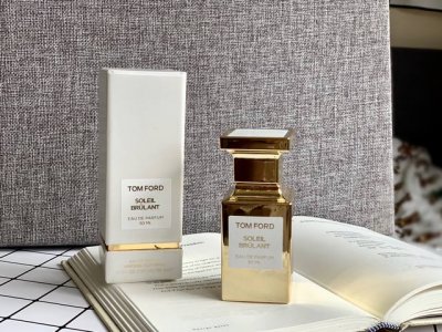 原单品质 Tf汤姆福特又出春夏季节新品香水啦！这个是金瓶！金灿灿的包装也太华丽了！很圣诞，但并未公布是否限量款。盒子是白金包装。 名字是Soleil Brula