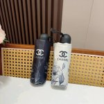 Chanel 香奈儿 五折手开折叠晴雨伞 集合香奈儿灵魂Logo为一体的设计风格高雅奢华 带在身上带来独特视觉效果 为伞而动 骄阳烈日下 有独家防晒科技 伞面选