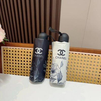 Chanel 香奈儿 五折手开折叠晴雨伞 集合香奈儿灵魂Logo为一体的设计风格高雅奢华 带在身上带来独特视觉效果 为伞而动 骄阳烈日下 有独家防晒科技 伞面选