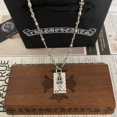 P220 新款 专柜品质 Chrome Hearts克罗心 经典复古宝剑吊坠 经典复古多元素项链 凹凸造型不同的花纹设计风格 呈现出与众不同 十字架 童军花是克