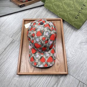 g家。 单款单色。 超A品质 最新款！时尚潮流，高端做工！每一个帽子都是用心之作！牛津材质！头层牛皮！配盒子、防尘袋！非一般的品质，细节也很重要。真皮帽钉，真皮