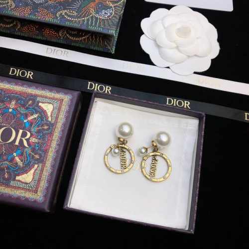 Dior 迪奥 年早春新品 圆圈Cd耳钉 精工打造 精选原版一致黄铜材质搭配S925纯银针 镂空Cd耳钉 简约百搭 日常小耳钉