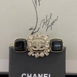 香奈儿发夹热销款火爆上新一致Zp Chanel22黑宝石珐琅发夹 中间的水钻双C很别致 自带名媛范儿，复古公主头造型都特别适合