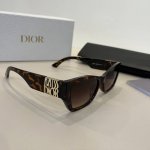 100￥ dior迪奥 女款太阳墨镜，立体感十足. 高清镜片.新颖.质感超好 百搭.简洁.