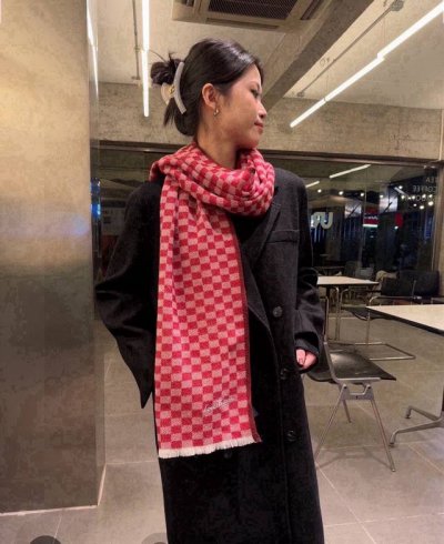 Lv棋盘格围巾怒赞推荐 手感超好外贸公司尾单，手慢无超级无敌软糯的男士羊绒围巾这个价格真的无敌超值~买到绝对值Lv家非常正的男士围巾~面料大爱，双面的羊绒纱线真