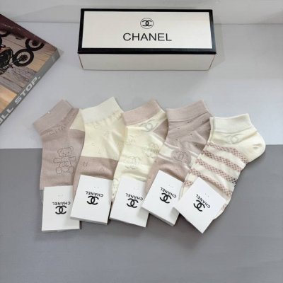 配包装 一盒5双 Chanel 香奈儿经典袜子高版本竹棉材质、经典的双C图案Logo，专柜同步袜子大牌出街