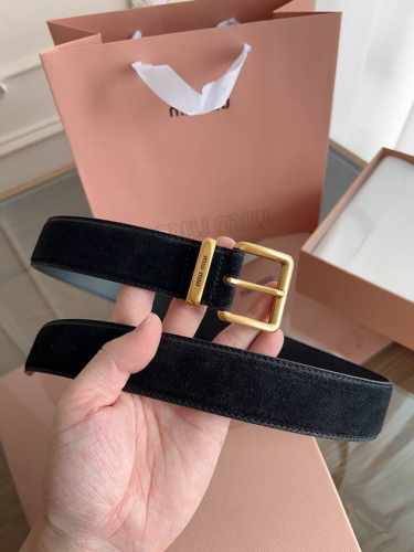 Miumiu 宽度3.5Cm 编号5Cc536 双面头层绒面小牛皮材质，皮料柔软舒适 背面原版钢印Logo。 精细的做工，搭配纯铜扣头 古铜色 金色 银色
