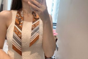 亚马逊庆典 这款小巧的真丝配饰佩戴方式千变万化 可为您的日常造型增添灵动妙趣 法国制造 设计师亨利 道西尼 Henri D'origny 尺寸 5 X 86.5