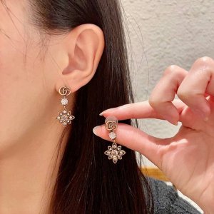 实拍古驰Gucci中古高端现货供应 古驰Gucci双G耳钉耳环，高端品质，专柜同材质，真正黄铜，离子电镀，独家实拍图做工精致细腻，重工版本，超级仙女唯美的一款，