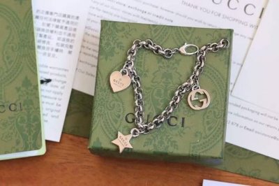 热销款 古驰 Gucci 爱心星星双g 情侣款手链 专柜正品打版1：1手链 非常推荐这一套，很适合做情侣装，闺蜜装，简洁大方，925纯银，而且工艺特别考究，每个