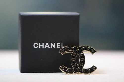p280新品上新 chanel 浅金黑色五角星胸针 chanel24C珐琅星星胸针圣诞氛围感捏！24C的星星系列十一自留款～氛围感很足的一款单品！经典圣诞色不太