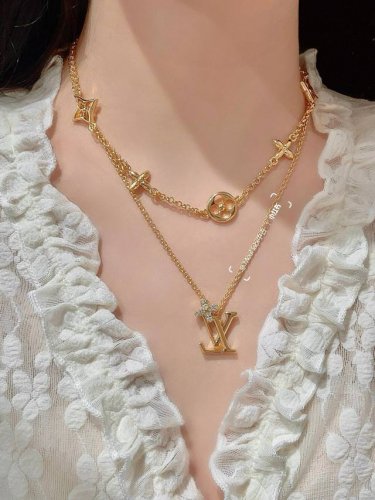 编号Lxl0188 Lv*最新款金色马眼镶钻梅花项链 一致Z批黄铜材质