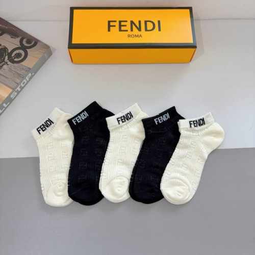 配包装 一盒5双 Fendi 芬迪 经典字母双Ｆ爆款短筒袜子、竹棉面料， 专柜同款 实用好穿 柔软透气，时尚百搭款，大牌出街。