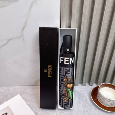 p70 Fendi（芬迪）年度火爆力作 来自意大利的著名奢侈品牌 以其调皮古怪的风格创造了一个独特的时尚席卷了整个时尚界 撑着这样的伞走在街头 时尚指数立刻爆表
