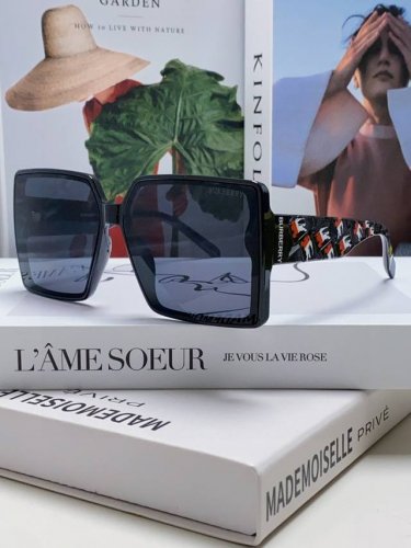 Burberry巴宝莉2025新款偏光墨镜女士大框显脸小遮阳太阳镜女适合圆脸的开车眼镜