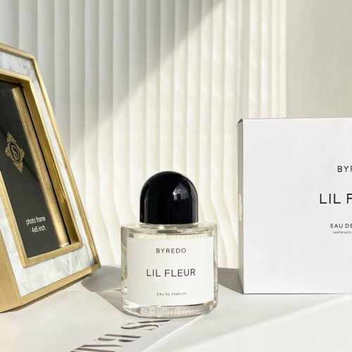 专柜品质 百瑞德 Byredo拜里朵 初澜狂花Lil Fleur玫瑰皮革 新款香水 Ml 香调:东方花香调 前调:醋栗叶蜜橘藏红花 中调:玫瑰皮革 后调:龙涎香