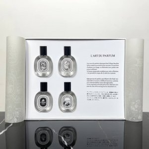 专柜品质 蒂普提克香水小样4件套蒂普提克香水小样4件套白盒4*10Ml 无喷头，内含檀道，无花果，杜桑，水中影1杜桑真的温柔到极致！散发着晚香玉的清新，没有一丝