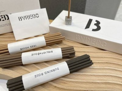 专柜品质 Byredo疯狂抢货经典香味与中国传统制香工艺相结合经 匠人纯手工打造并配有一尊雅致压纹的青灰色香 插 镶嵌Byredo:经典标识 悄然若梦的轻烟悠然