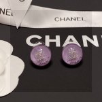 香奶奶 紫色水晶微镶钻耳钉 新品 双Cchanel耳环 搭配 非常日常百搭的一款 简单实用 美美哒 专柜正品一致 厚度赞 质感超赞 9.25银针.