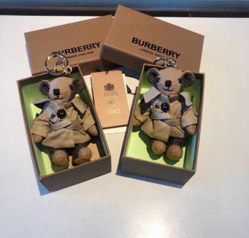 Burberry代工厂p小熊挂件 ，风衣熊泰迪熊钥匙扣挂件 温柔到心里 准备已久、精致自留 ！ 内部填充物与专柜一致，手感真的很赞五金扣全部采用电镀工艺，四肢可