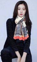 赛林 Zg最新款 顶级设计太美了，真心赞实物真心美 披肩配以印花无论设计喷绘都是非常到位细节都可见整个围巾给人气场的同时又非常精致高端Vip推荐绝对值得入手尺寸