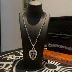 新款 专柜品质 Chrome Hearts克罗心 经典复古十字花项链 心型十字架吊坠 凹凸造型不同的花纹设计风格 呈现出与众不同 十字架 童军花是克罗心的志 所