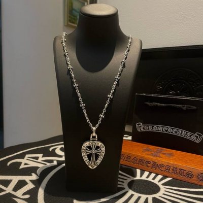 新款 专柜品质 Chrome Hearts克罗心 经典复古十字花项链 心型十字架吊坠 凹凸造型不同的花纹设计风格 呈现出与众不同 十字架 童军花是克罗心的志 所