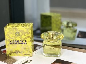 专柜品质 范思哲黄钻香水 90Ml 很自然的味道，淡淡的，一点不会显得浓。 香调：花香调 前调：橙花 香柠檬 佛手柑 中调：睡莲 小苍兰 含羞草 基调：琥珀 麝