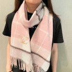 新款 搭配利器 香奈儿系列货 专供Vi 产品 顶级苏格兰进口羊毛 纹路织法使围巾赋有弹性且柔软亲肤 无比的高贵优雅 知性的款式 简洁大气的设计 绝对的不是花里胡