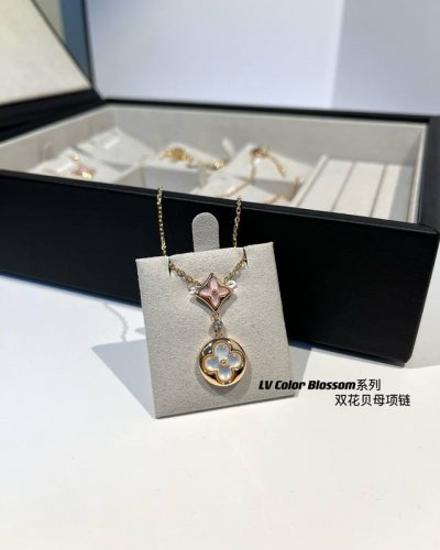 p价 lv Color Blossom系列 贝母双花项链 v金材质制作 工艺细腻 细节完美 美丽的花朵在白色珍珠母贝上绽放璀璨的玫瑰金光 打磨岀这些精致的曲线与
